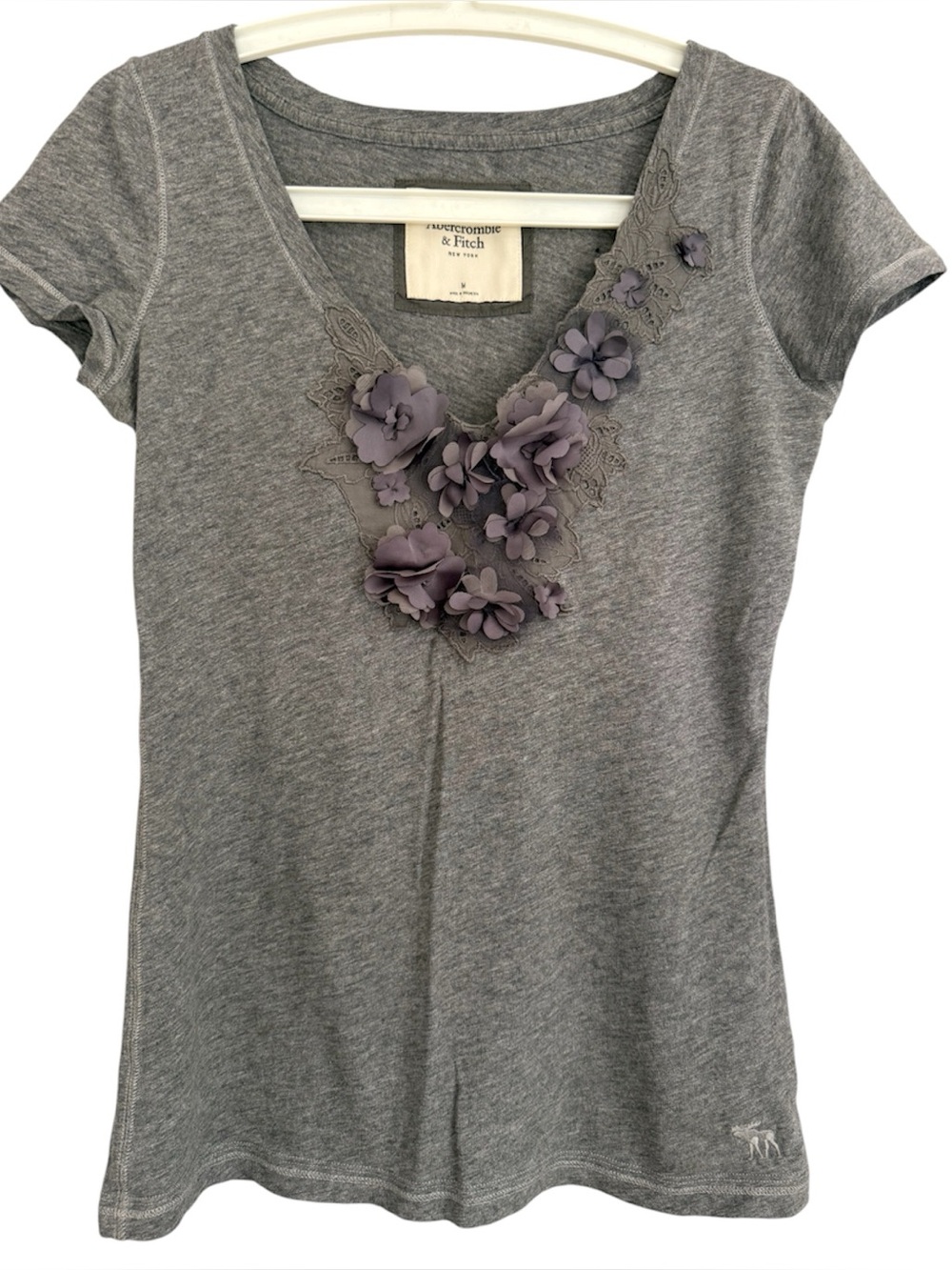 Abercrombie & Fitch Women's Grey V-Neck Tee with Floral Appliqué s. M